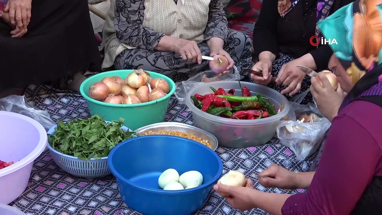 Uşak’taki ev hanımlarından imece usulü tarhana