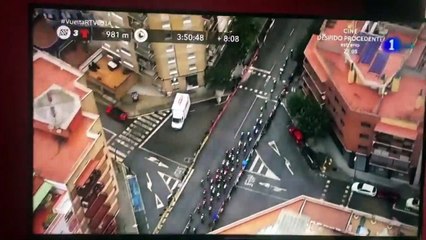 El helicóptero de La Vuelta ciclista descubre una plantación de marihuana en una azotea de Igualada