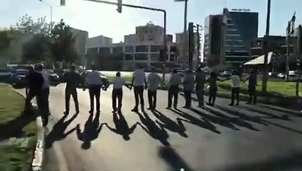 İnsan zinciri oluşturarak yolu trafiğe kapattı.