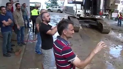 Tonlarca toprak altında kalan araçlar dümdüz oldu