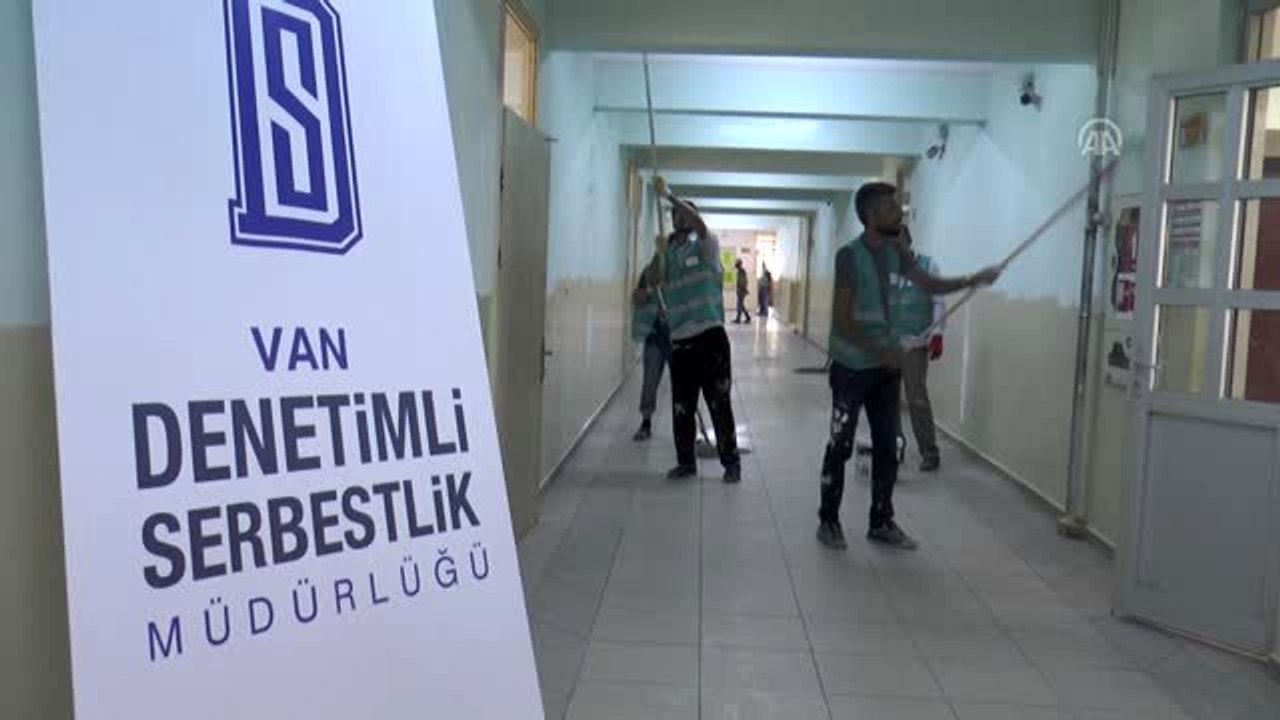 Yükümlüler, okulları yeni eğitim dönemine hazırlıyor - VAN