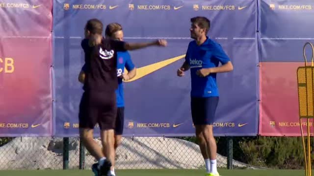 El Barcelona entrena con dos juveniles