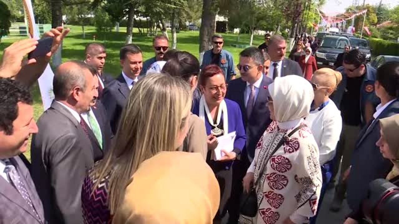 Emine Erdoğan, ata tohumlarının yetiştirildiği bahçeyi gezdi