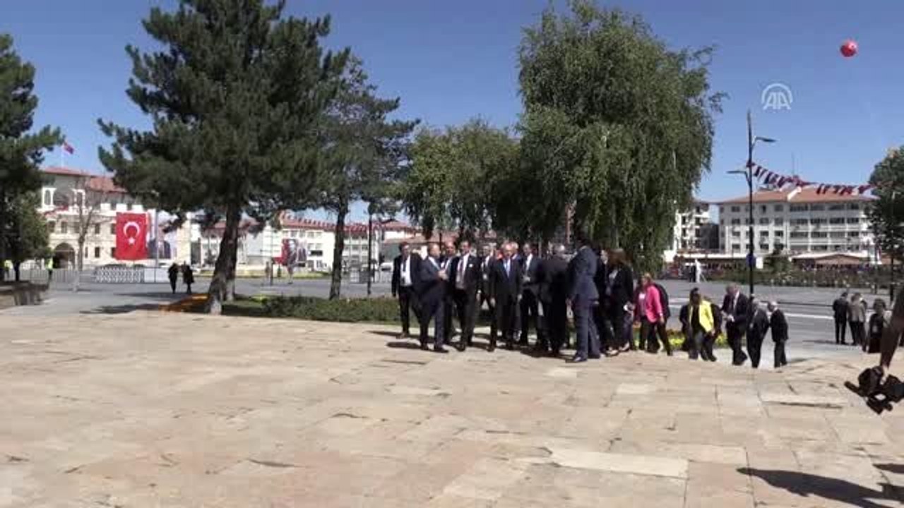 Cumhurbaşkanı Erdoğan, Atatürk Anıtı'na çelenk sundu