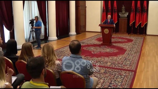 RTV Ora - A do të shkosh tek Parlamenti? Ja si i përgjigjet Ilir Meta, sms-ve të gazetarëve