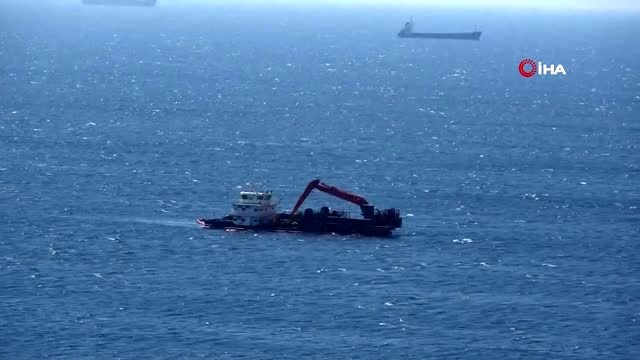Bozcaada'da karaya oturan gemi, kendi imkanlarıyla kurtulmayı başardı