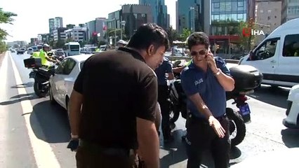 Karayolunda seyir halindeyken aracının kapısını açtı, trafik polisi canından oluyordu