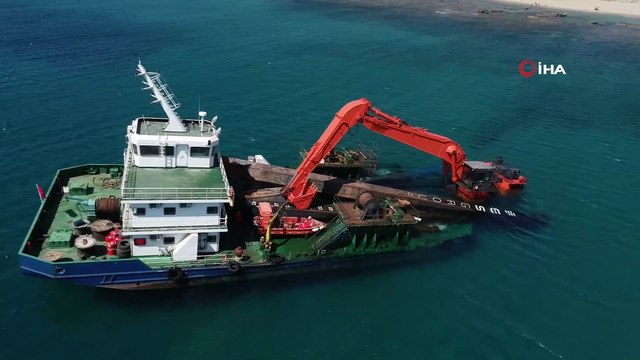 Bozcaada’da karaya oturan gemi, kendi imkanlarıyla kurtulmayı başardı