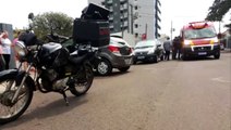 Motociclista se envolve em acidente com carro na Rua Mobral