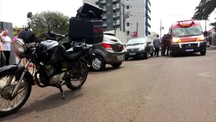 Motociclista se envolve em acidente com carro na Rua Mobral