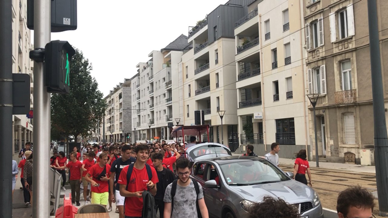 Toges et musique dans les rues pour l’intégration des étudiants de l’Eseo