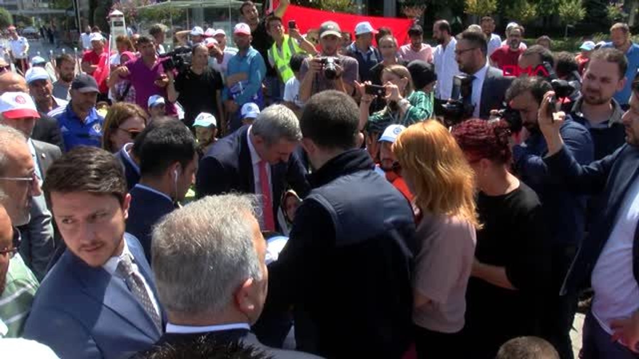 Ak parti il başkanı bayram şenocak ibb önünde eylem yapan işçilere destek