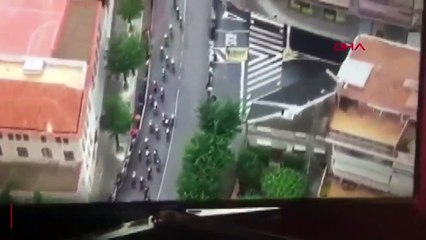 Çatıda esrar yetiştirenler, bisiklet yarışını görüntüleyen helikopter kamerasına yakalandı