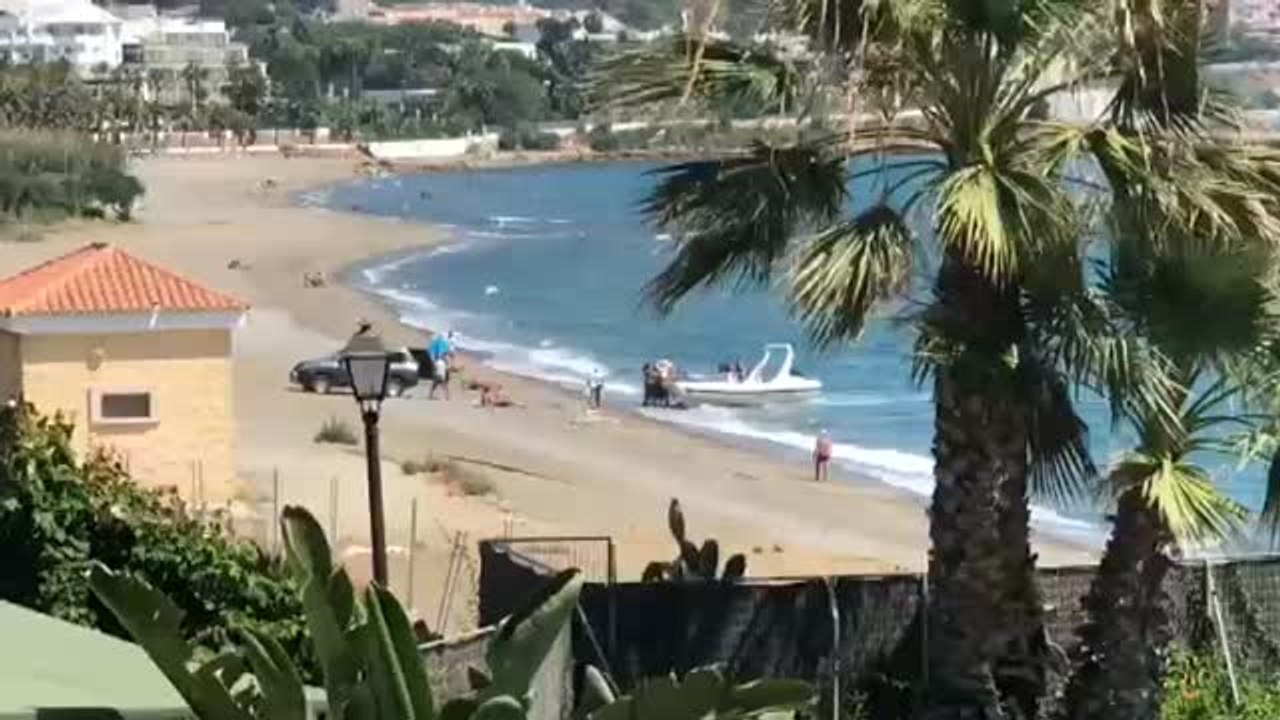 Los narcotraficantes del Campo de Gibraltar descargan fardos de droga en la playa de Estepona (Málaga)