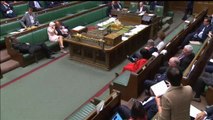 Un diputado se echa la siesta en el Parlamento británico durante el debate clave del Brexit
