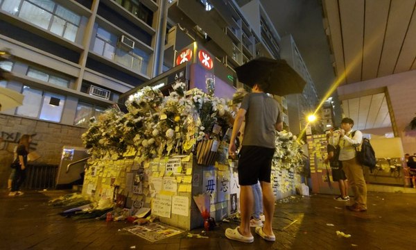 Hong Kong'da eylemciler tasarının geri çekilmesini kutluyor
