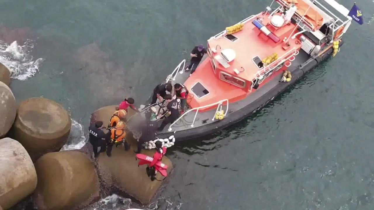 등대 계단에서 50대 남성 3m 아래로 추락 / YTN