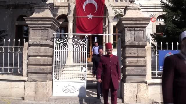 Konya'da zabıtalar Osmanlı zabıta kıyafeti giyip karanfil dağıttı