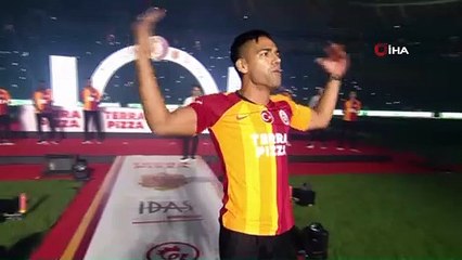 Türk Telekom Stadyum’daki imza törenine 25 bin kişi katıldı