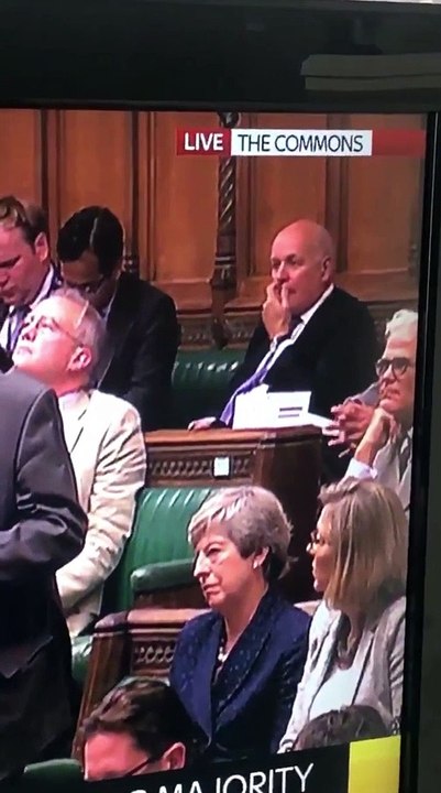 Un député britannique mange ses crottes de nez en plein débat sur le Brexit...Les membres du Parlement britannique seraient-ils sous-alimentés?