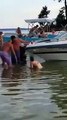 Suspendue au bateau.. par son maillot de bain accroché !