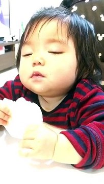 Ce bébé s'endort en mangeant une chips