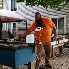 Il découpe un bidon d'eau avec un couteau !