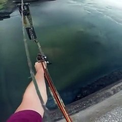 Il pêche un poisson au tir à l'arc !