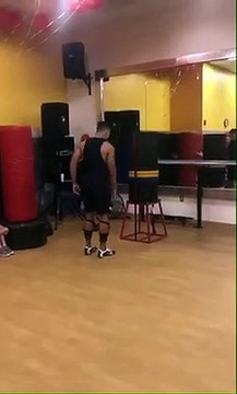 Il saute quasiment plus haut que sa taille, sans élan !