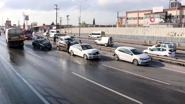 Kocaeli'de 7 aracın karıştığı zincirleme kaza...Trafiğin durduğu yolda uzun araç kuyruğu oluştu