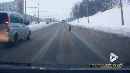 Un car perd son pneu en plein milieu de l'autoroute