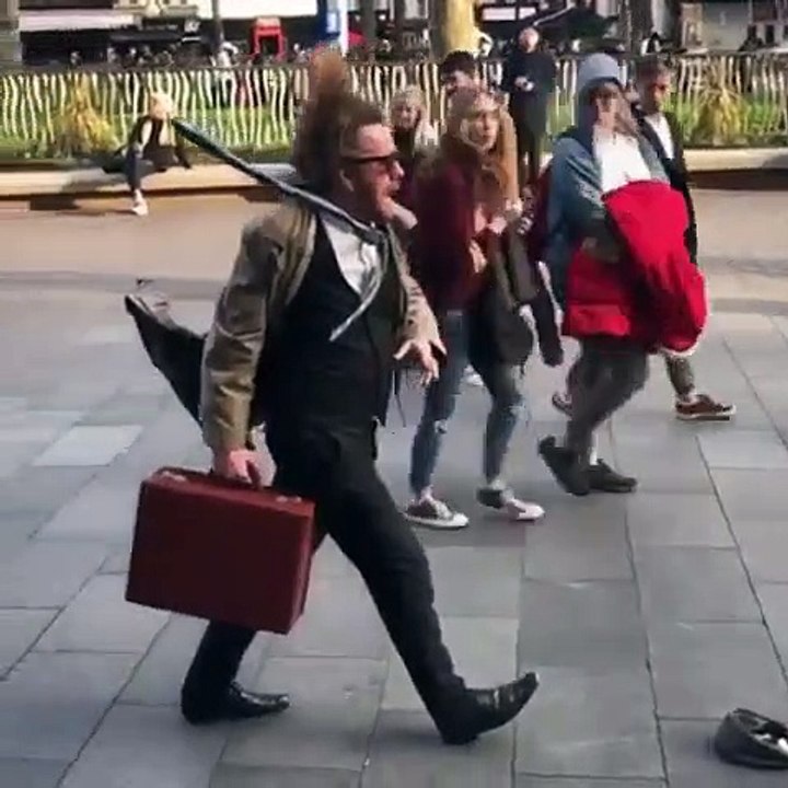 Cet artiste de rue reste figé comme si le temps s'était arrêté