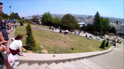 Elle pose son téléphone au pire endroit à Montmartre... Toboggan