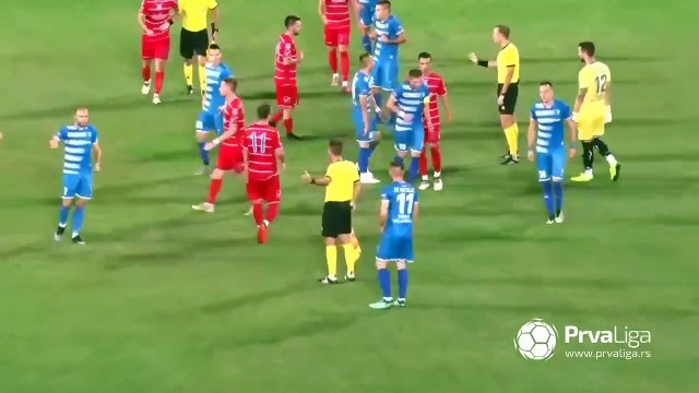 Un footballeur serbe profite de la blessure d'un adversaire pour aller marquer un but : pas très fair-play !