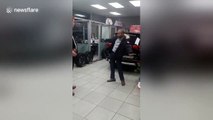 Ce vendeur de voiture déchire son pantalon en faisant du breakdance ! Oups