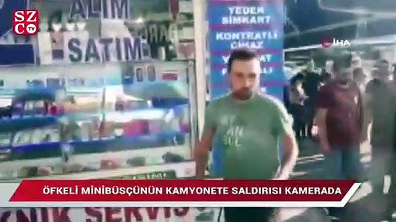 Kadıköy'de minibüs şoförünün trafikte terör estirdiği anlar kamerada