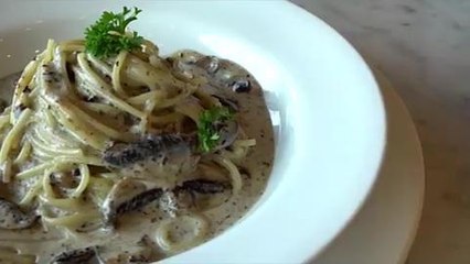 The Secret to Making Sauce Actually Cling to Your Pasta Noodles