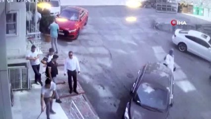 Park halindeyken kaymaya başladı, 7 araca çarparak durabildi...O anlar kamerada