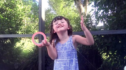 Colando fitas coloridas  na Princesa Arial - Disney