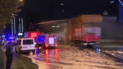 Başkentte saman yüklü kamyon yandı