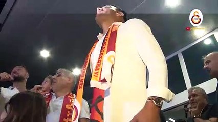 L'arrivée de Radamel Falcao à Istanbul devant 25 000 supporters