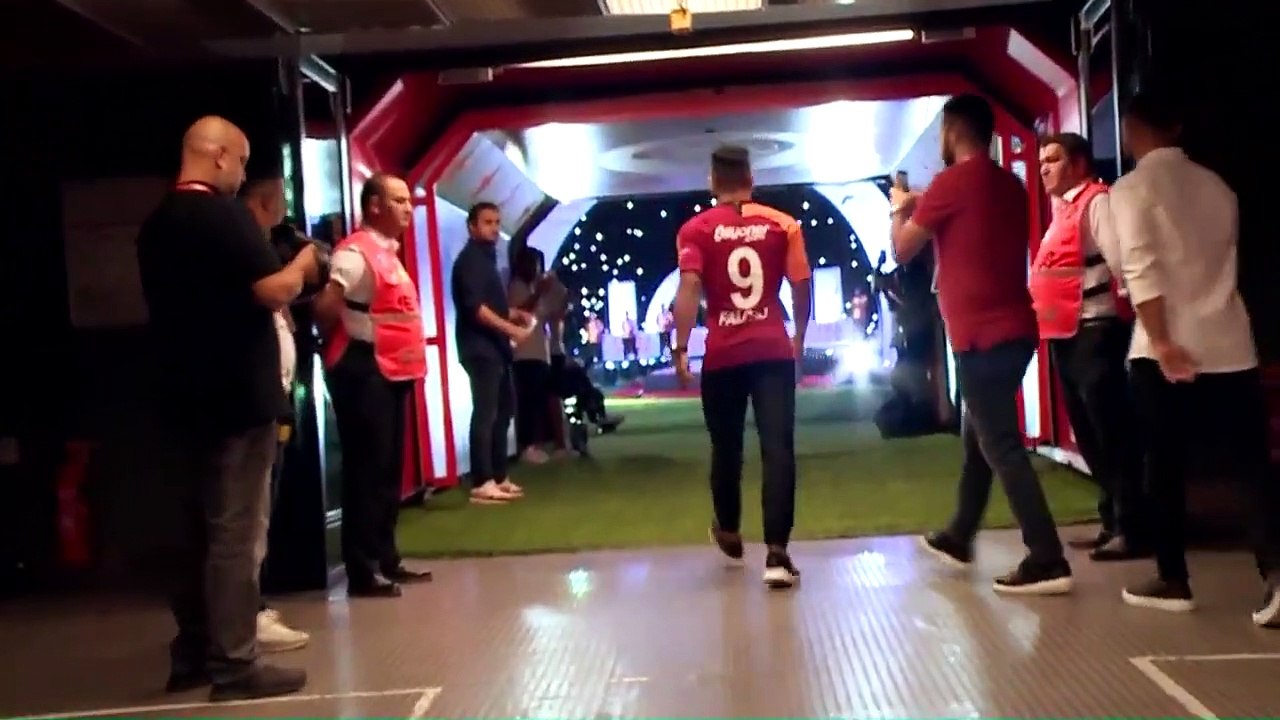 L'incroyable accueil du public du Galatasaray pour Radamel Falcao