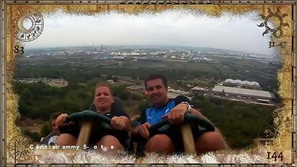 Il attrape au vol un téléphone perdu par quelqu'un dans les montagnes russes !