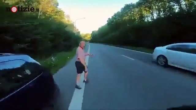 C’è un gattino abbandonato in mezzo alla strada: il motociclista si ferma e lo salva | Notizie.it