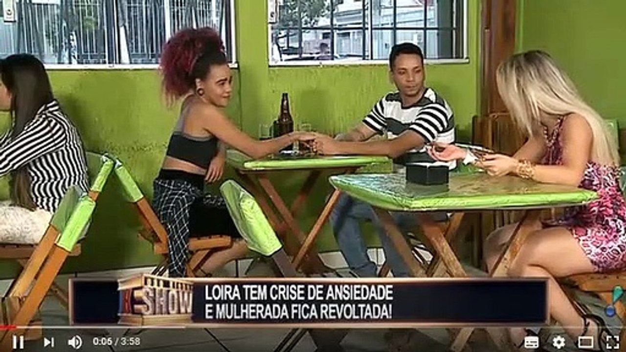LOIRA PREOCUPADA COM CELULITE