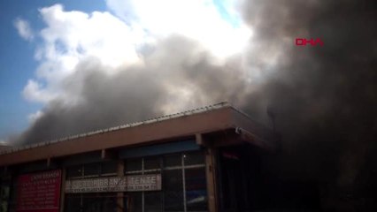 Sultangazi'de otomobil parçalarının bulunduğu iş yerinde yangın 2