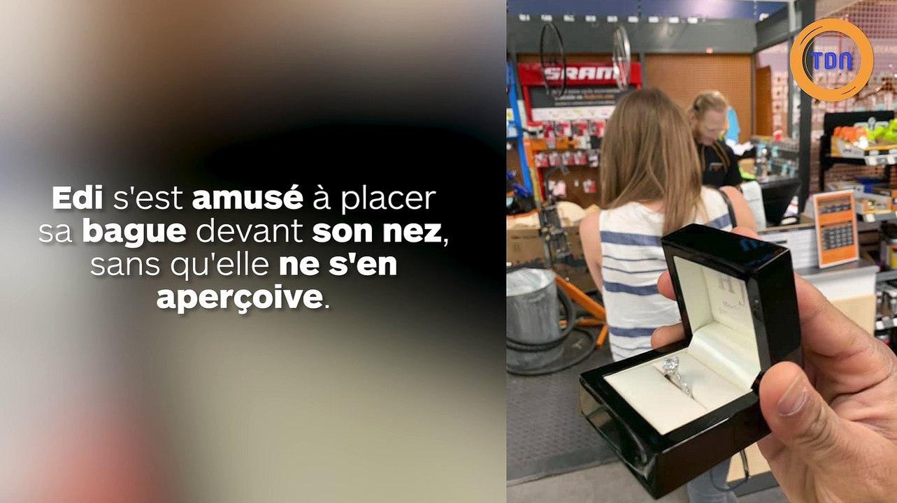 Depuis un mois, il lui fait sa demande en mariage sans qu’elle ne s’en rende compte