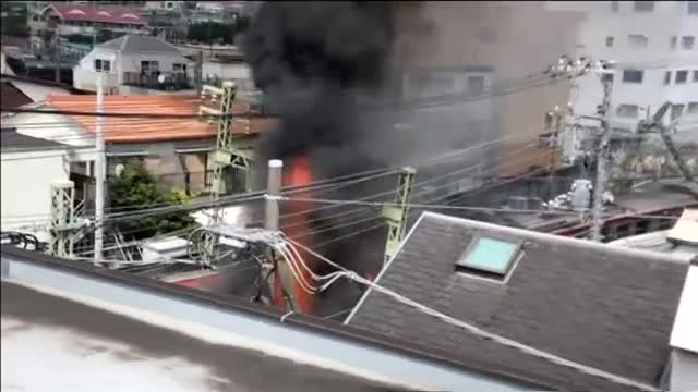 Un muerto y 30 heridos en una brutal colisión entre un tren y un camión en Japón