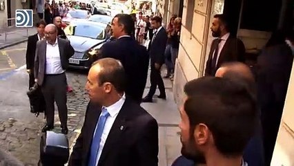 Revilla defiende a Pedro Sánchez ante un espontáneo en plena calle