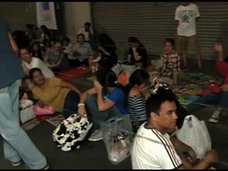 LOOK: One Direction fans camp out in MOA